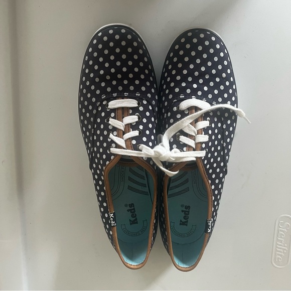 Navy and white polka dot Keds.  EUC.  Size 9.5 - Picture 2 of 7